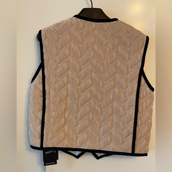 Vest: Beige with black detailing - Picture 4 of 4